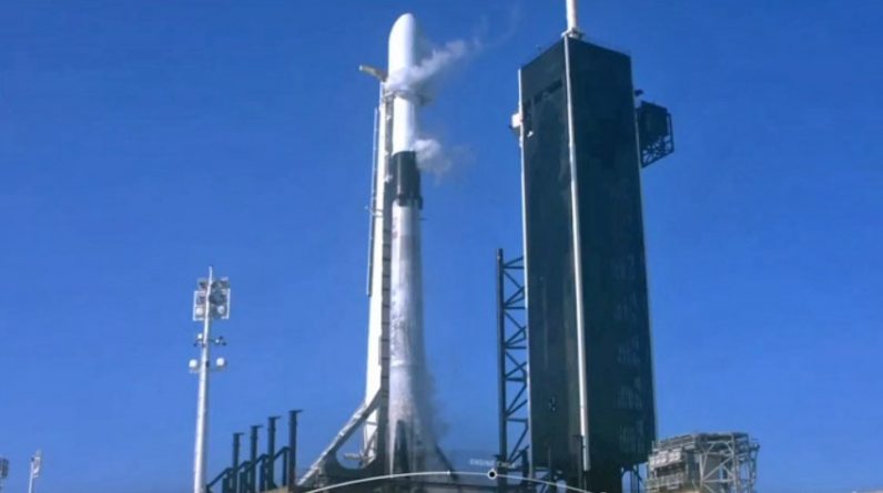 A SpaceX visa o lançamento de satélites Starlink adicionais na segunda-feira e anuncia a próxima missão da tripulação