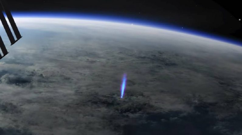 Pontos de instrumento ISS disparam jatos de luz azul para cima