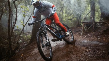 Vídeo: Pedro Burns correndo contra um eclipse solar em Ride to Darkness