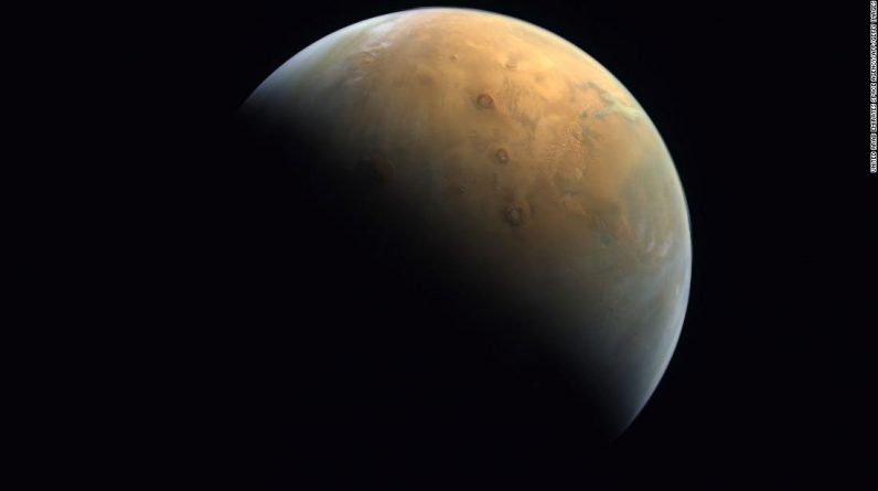 A missão dos Emirados Árabes Unidos a Marte: A Sonda Esperança envia a primeira imagem do planeta vermelho
