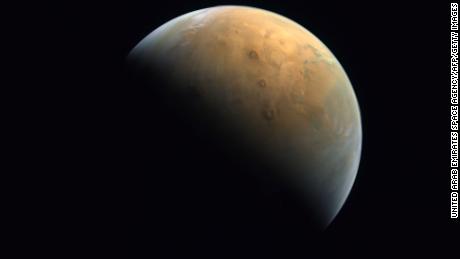 A primeira imagem de Marte da Hope Probe foi lançada no domingo.