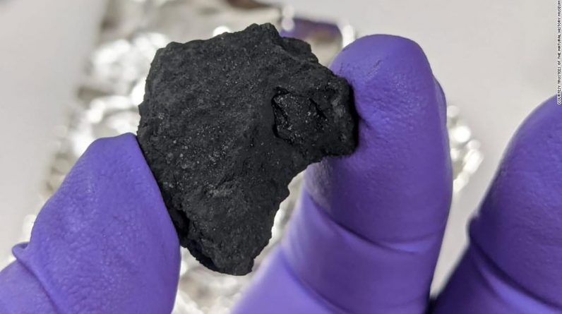 Um meteorito que caiu no corredor do Reino Unido é extremamente raro e pode conter ingredientes para toda a vida