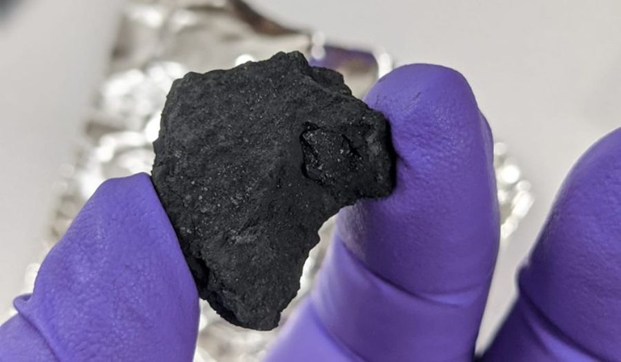 Alguém na Inglaterra encontrou um meteorito extremamente raro do início do Sistema Solar em sua garagem.