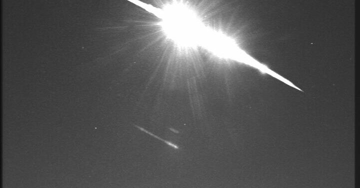 Estrias de meteoros como fogos de artifício no céu noturno do Reino Unido