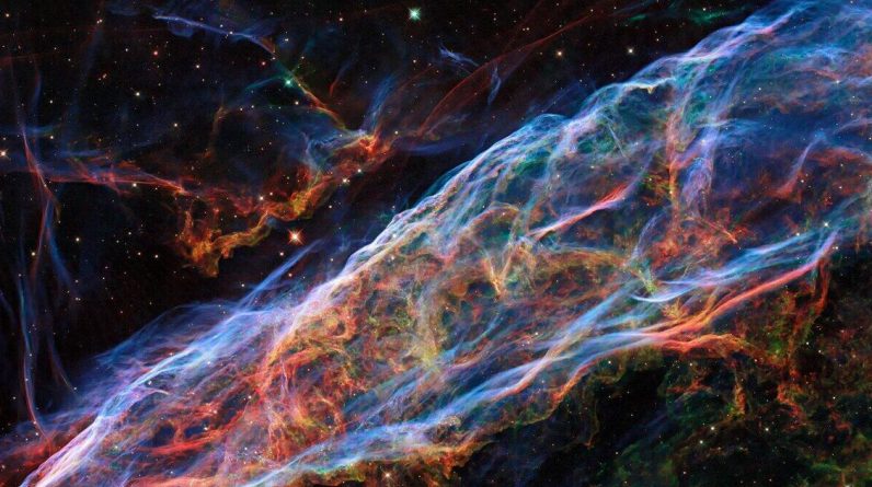Esta imagem revisada do telescópio Hubble revela a nebulosa do véu em grandes detalhes
