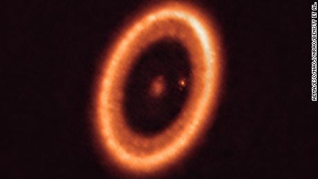 Esta imagem mostra um sistema planetário a 400 anos-luz de distância e ainda em formação.