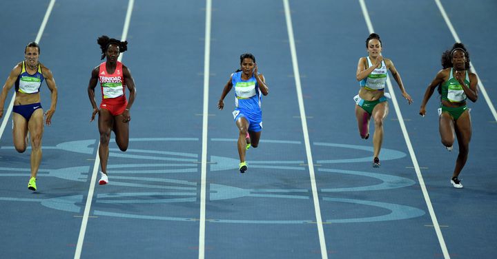 O corredor indiano Dutee Chand, no centro céu azul, durante a série da prova dos 100m dos Jogos Olímpicos do Rio, Brasil, em 12 de agosto de 2016 (PICTURE ALLIANCE / PICTURE ALLIANCE)