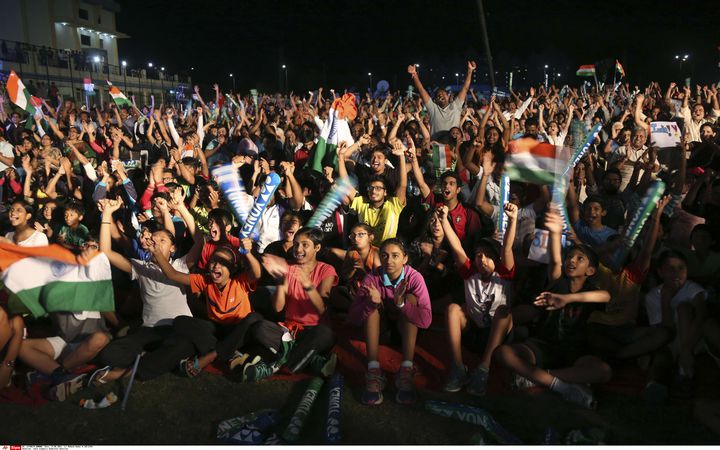 Fãs do jogador de badminton indiano PV Sindhu mostram sua alegria durante a final olímpica nas ruas de Hyberabad, Índia, em 19 de agosto de 2016 (MAHESH KUMAR A./AP/SIPA/AP)