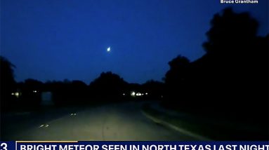 Fireball percorre o céu sobre o Texas