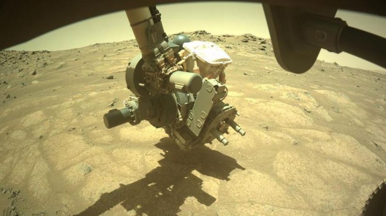 O rover da NASA está investigando 'pisos de jardim' no fundo de um lago marciano