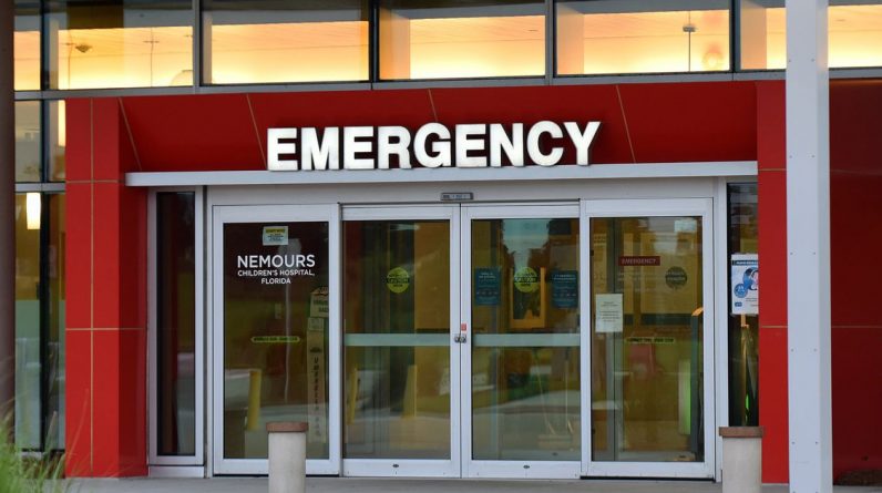 14 necrotérios portáteis dirigem-se a hospitais da Flórida Central em meio a mortes sem precedentes