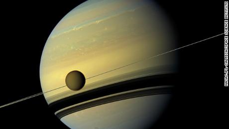 A lua de Saturno, Titã, está migrando rapidamente para longe do planeta