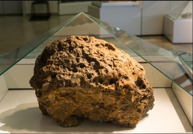 O meteoro se espatifou em vários pedaços ao entrar na atmosfera, espalhando detritos e criando uma onda de choque que se estima ser tão poderosa quanto 20 bombas atômicas de Hiroshima.  A imagem é uma das peças