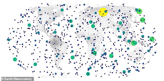 O mapa mundial mostra pontos, de quatro tamanhos e cores diferentes, em proporção à energia de impacto (cinética) de cada bola de fogo, a energia total que um meteoro traz para a atmosfera devido à sua velocidade
