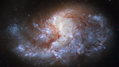 A NASA diz que o telescópio Hubble capturou uma galáxia espiral brilhante como uma joia e a 68 milhões de anos-luz da Terra.