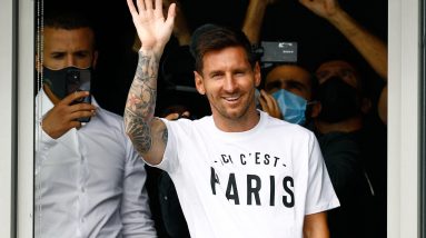 Messi no Paris Saint-Germain: O jogador foi aplaudido pela torcida ao chegar em Paris