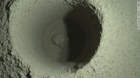 Esta imagem mostra o primeiro poço perfurado em Marte pelo rover.