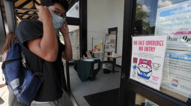 Pritzker pede máscaras internas em todo o estado para vacinação de funcionários da escola