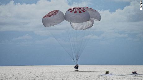 A SpaceX acaba de trazer sua primeira equipe do espaço.  Aqui está o que vem a seguir