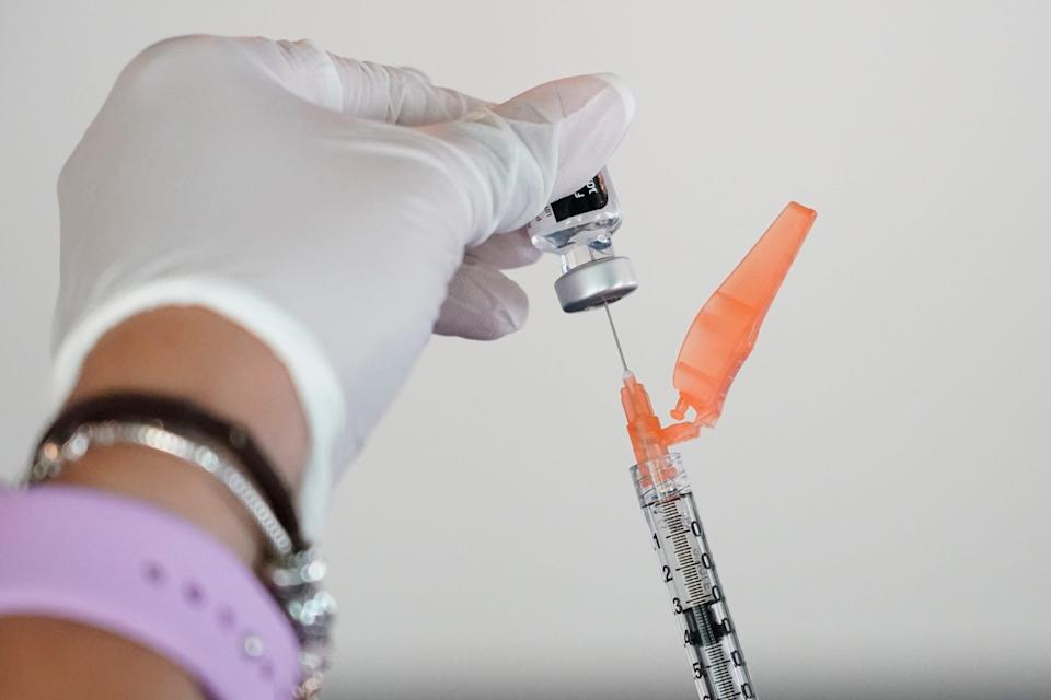 Uma enfermeira segura uma seringa com a vacina Pfizer-BioNTech COVID-19 em 21 de setembro em Jackson, Mississippi.