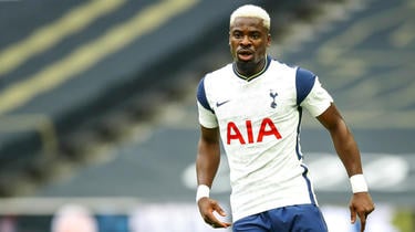 Serge Aurier rescindiu seu contrato com o Tottenham.