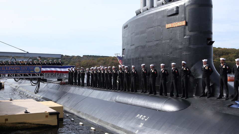 Submarino com tripulantes.