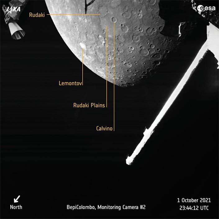 Superfície de mercúrio cinza gravada no passado de uma espaçonave anotada com os nomes da cratera