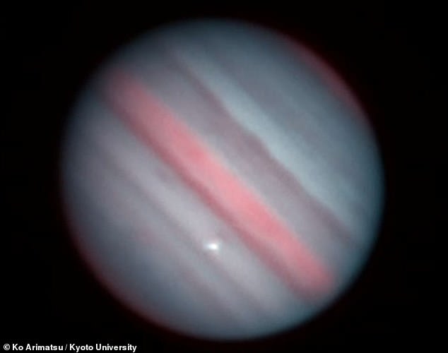 Uma equipe liderada por Ko Arimatsu, da Universidade de Kyoto, divulgou imagens de uma misteriosa luz brilhante aparecendo no planeta gigante gasoso por quatro segundos na sexta-feira, 15 de outubro.  Júpiter foi colorido para mostrar uma luz brilhante.