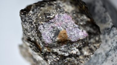 Traços antigos de vida foram descobertos envoltos em uma safira de 2,5 bilhões de anos