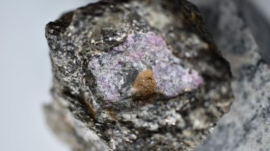 Artefatos de 2,5 bilhões de anos presos dentro da safira primitiva