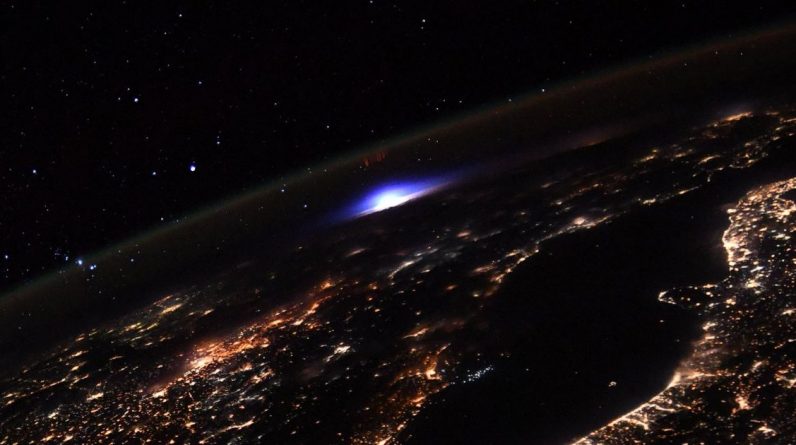 Astronauta captura um raro relâmpago etéreo de uma estação espacial
