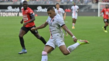 Mbappe volta a trabalhar com o Paris Saint-Germain depois de duas semanas agitadas