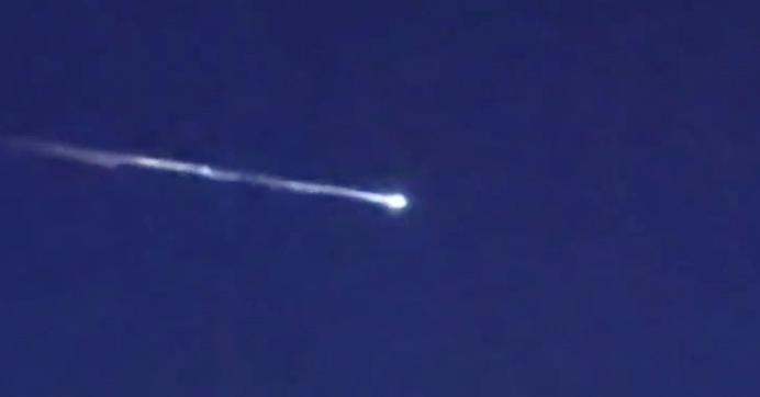 Um satélite morrendo, não um OVNI ou meteoro, provavelmente causaria uma bola de fogo no meio-oeste