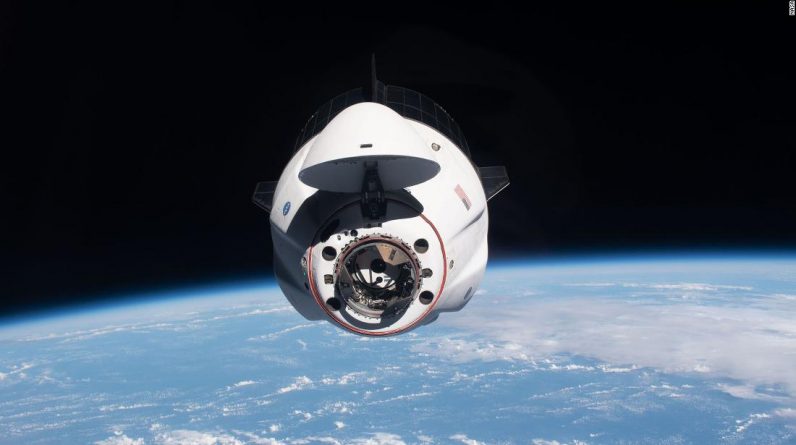 Problema de banheiro com vazamento no SpaceX forçará os astronautas a usar 'cuecas' sobressalentes