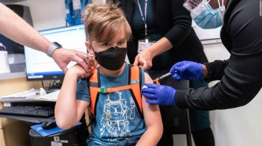 Esses estados e cidades oferecem pagar às crianças se elas forem vacinadas