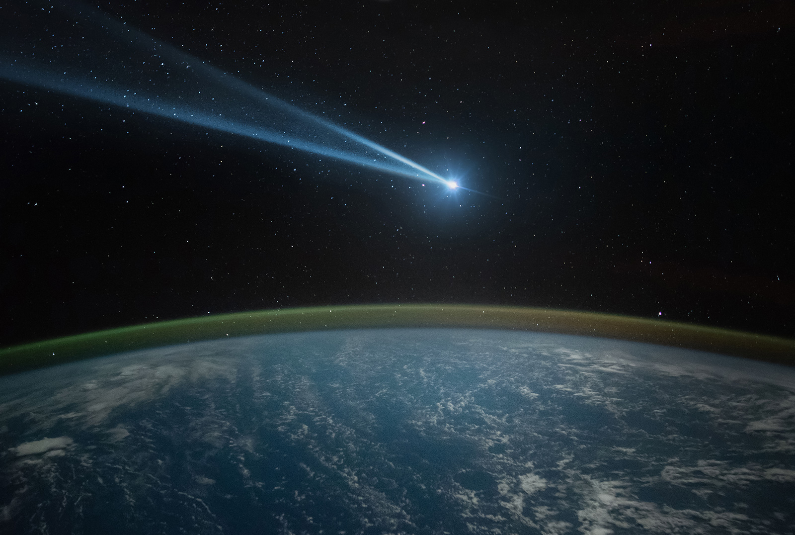 Cometa, asteróide, meteorito voam para o planeta Terra