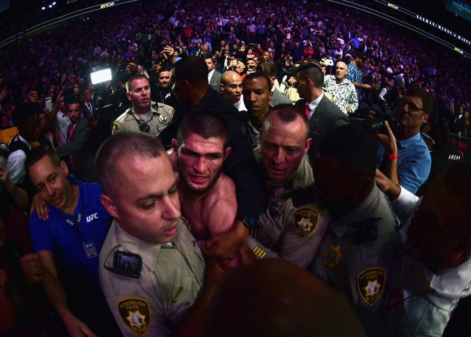 A vitória do UFC 229 tornou-se um caos quando a dupla foi escoltada para fora do ringue para uma briga em grupo