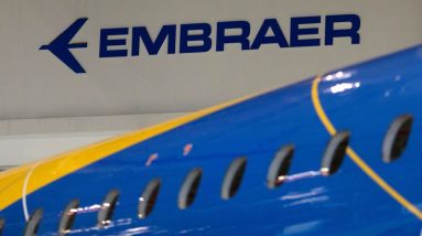 Embraer volta a ter fluxo de caixa positivo, elevando os preços das ações