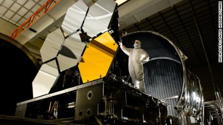 O engenheiro chefe de teste óptico examina seis seções de espelho primárias, que são componentes importantes do Telescópio Espacial James Webb da NASA.