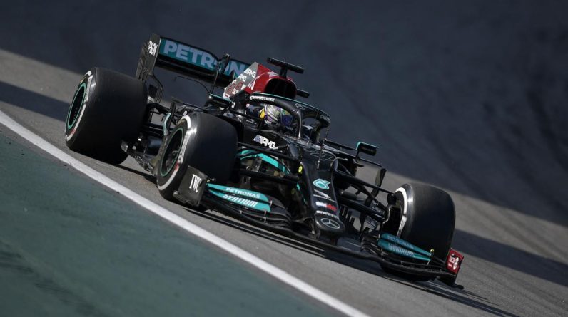 Lewis Hamilton vence o Grande Prêmio do Brasil à frente de Max Verstappen