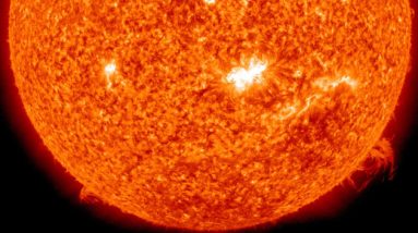 O sol desencadeia uma tempestade solar que pode afetar a rede elétrica e os satélites - e criar redemoinhos nas luzes do norte