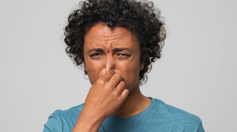 Os terríveis efeitos colaterais do COVID-19 fazem com que os alimentos tenham gosto e cheiro de lixo