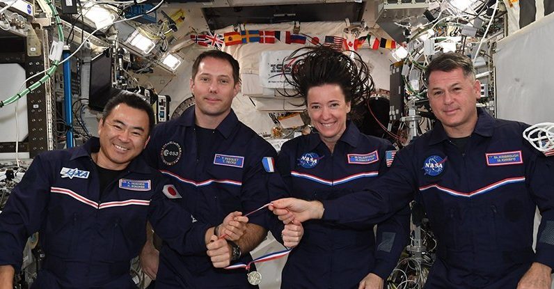 Pobres astronautas da Estação Espacial Internacional vão para casa de fraldas porque o banheiro SpaceX impede que a urina vaze