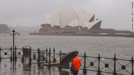 La Niña chega à Austrália com chuva durante o verão em férias chuvosas e tempestuosas