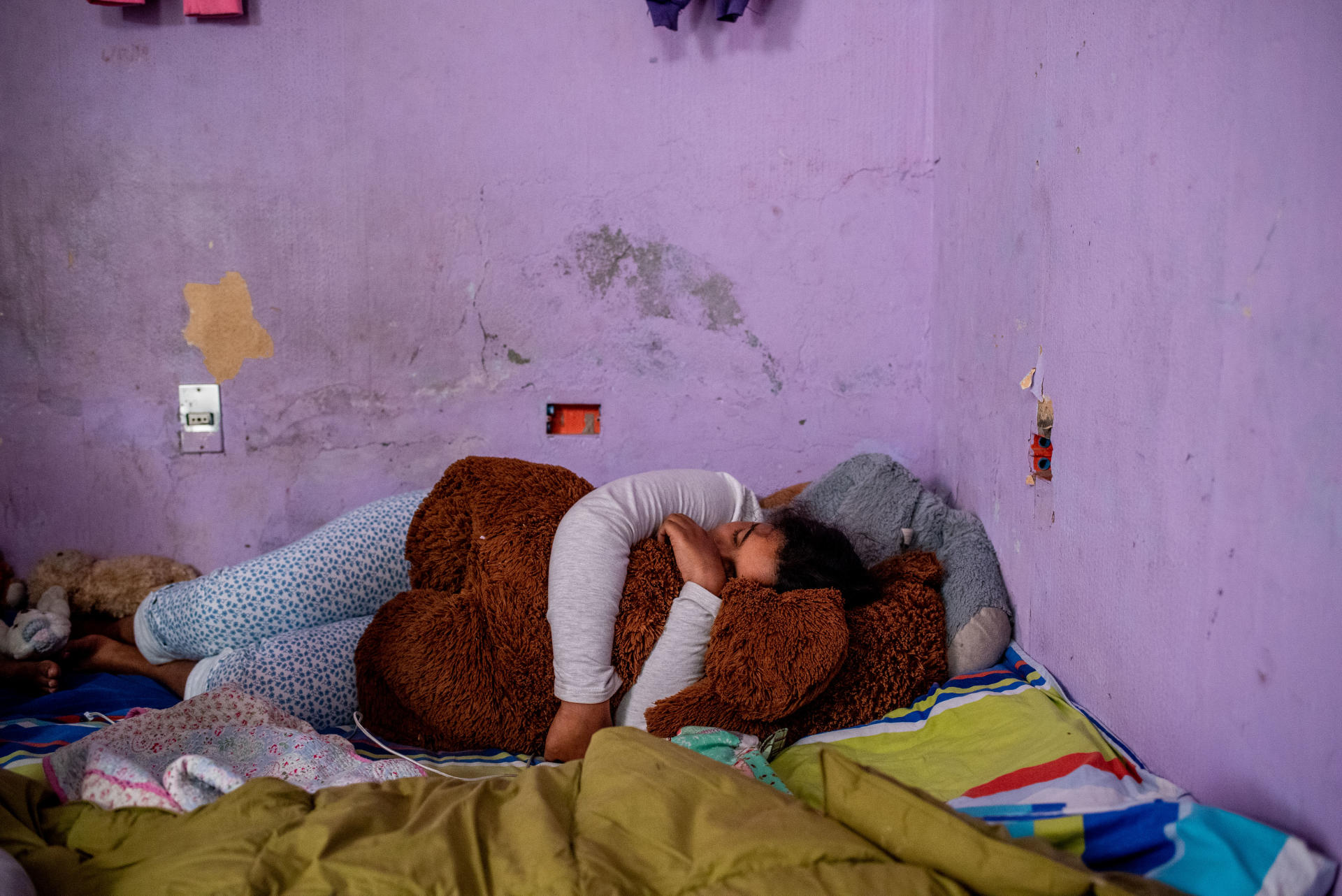 Rosende, 11, no quarto improvisado onde dorme com sua família, em Santiago, em 19 de novembro de 2021.