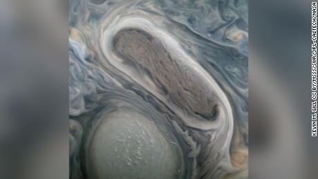 Esta imagem tirada pela missão Juno mostra duas grandes tempestades rotativas de Júpiter, tiradas em 29 de novembro.