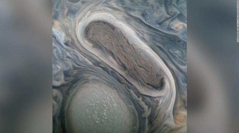 O sobrevôo de Juno revela novas imagens impressionantes de Júpiter e os sons de sua lua, Ganimedes