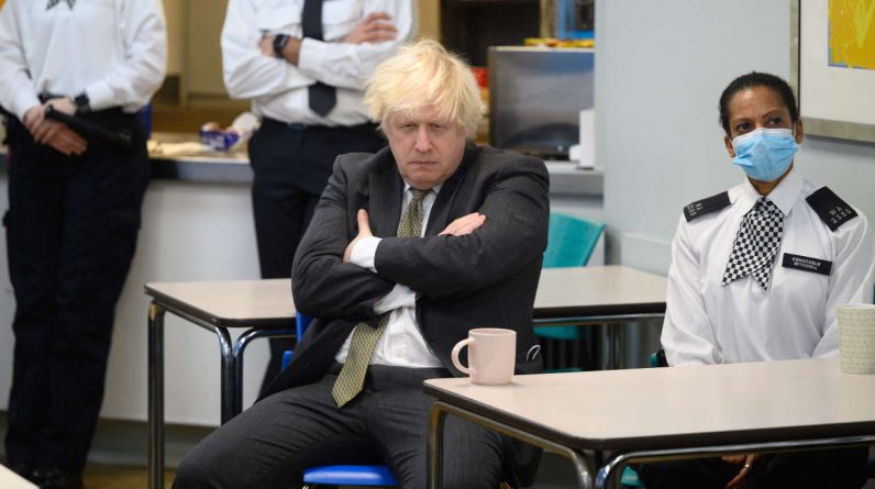 Boris Johnson sem máscara na delegacia, isso pode ser um detalhe para você ...