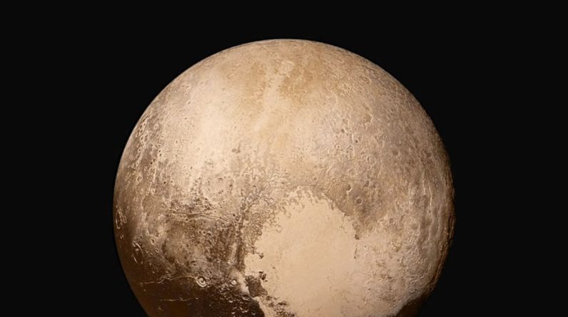 Os cientistas argumentam que Plutão deve ser reclassificado como um planeta