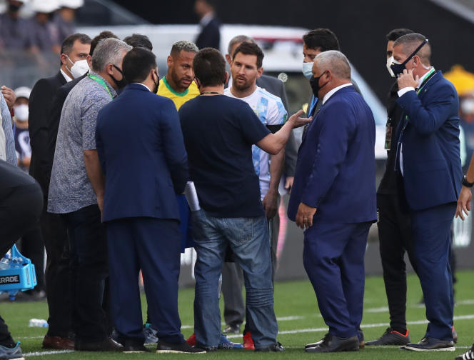 Messi e Neymar após a interrupção da partida entre Brasil e Argentina, na Arena Corinthians, em São Paulo, no dia 5 de setembro de 2021.